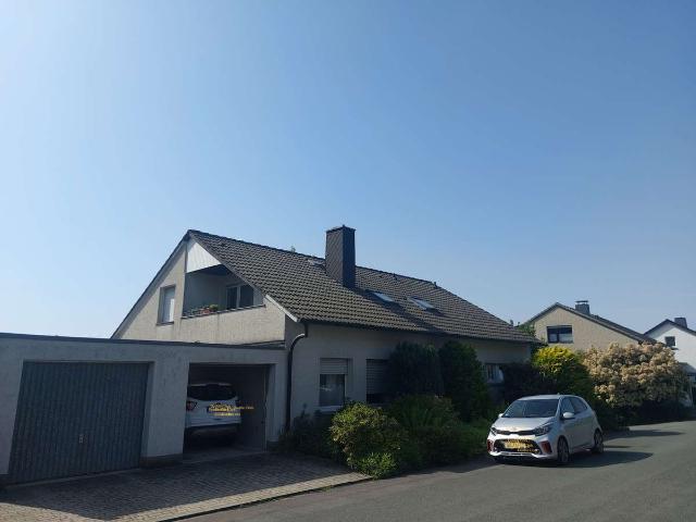 Dreifamilienhaus in gediegener und naturnaher Lage mit 2 Garagen und hübschen Garten