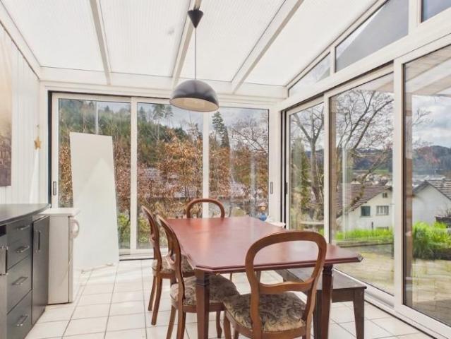 Dreistöckiges Wohnglück mit Weitblick auf die Hügel und Wälder im schönen Wynental: Erhöhtes Reiheneinfamilienhaus zu verkaufen!