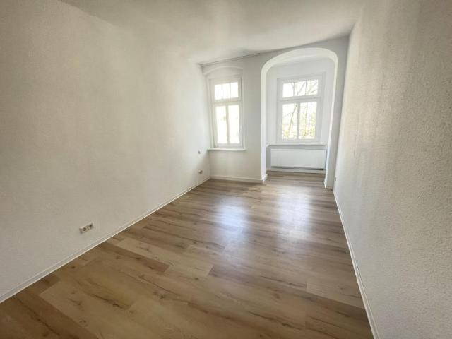 Schöne Drei Raum Wohnung mit Einbauküche und Balkon