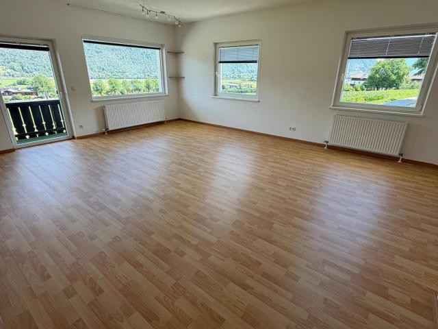 Dreizimmer Wohnung 94 m²/ € 1.500 inkl. BK, Balkon und einem Autoabstellplatz im Freien