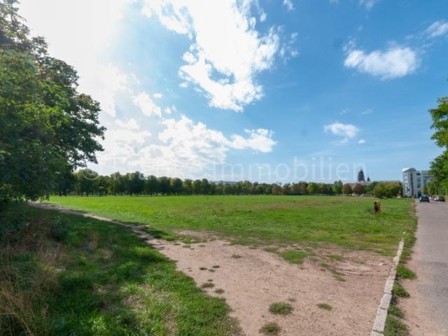 Dresden Altstadt möblierte 4 Zimmer Wohnung mit Balkon, Tiefgaragenstellplatz und Aufzug