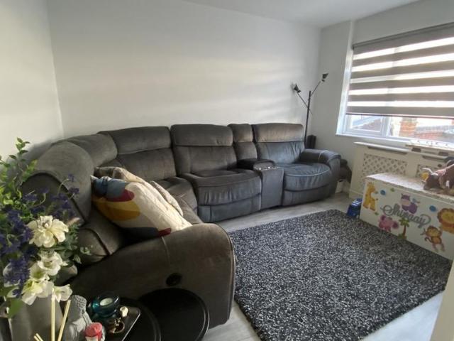 Drive, Romford RM5 5 bed terraced house to rent £2,700 pcm £623 pw