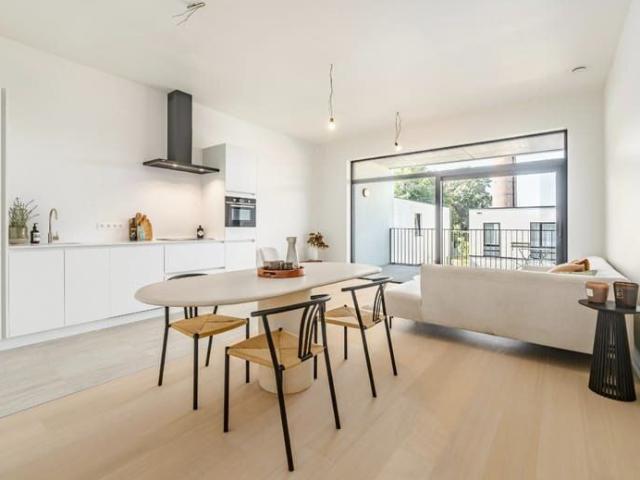 Drie slaapkamerappartement met ruim terras te huur
