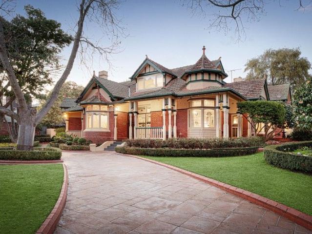 'Driffville' grand scale dual frontage Golden Mile Sanctuary