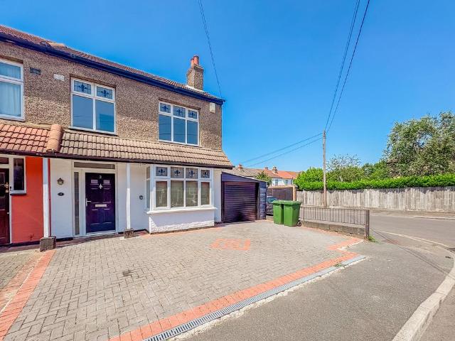 Drummond Avenue, Romford RM7 3 bed terraced house to rent £2,200 pcm £508 pw