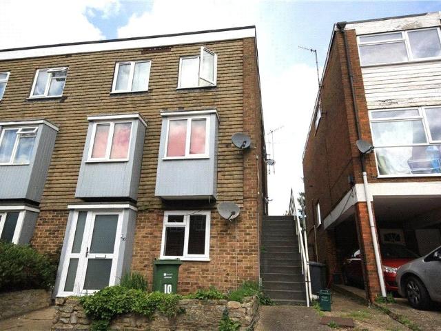Drummond Road, Guildford, Surrey, GU1 2 bed maisonette to rent £1,800 pcm £415 pw