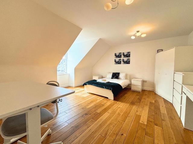 Drummond Street, Edinburgh EH8, 2 bed flat to rent, £1,800 pcm | PrimeLocation