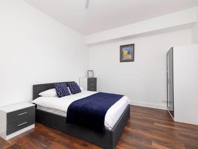 Drummond street, Edinburgh, EH8 3 bed flat to rent £2,200 pcm £508 pw