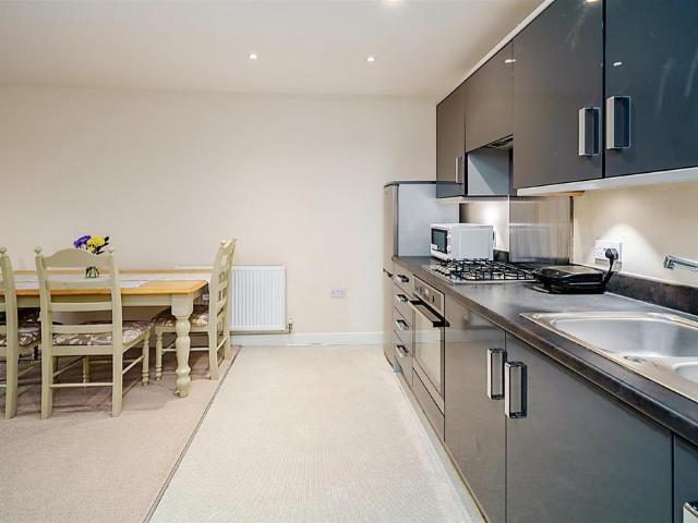 Drury Lane, STEVENAGE 2 bed apartment to rent £1,450 pcm £335 pw