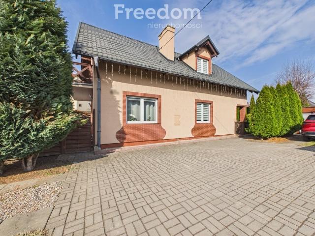 Dwóch domów na sprzedaż w Pruszczu Gdańskim — funkcjonalność i komfort