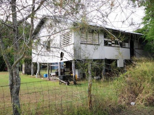 DWELLING PLUS 4 ALLOTMENTS TOTAL LAND AREA 5159M2 HANDY WEST ROCKHAMPTON LOCATION