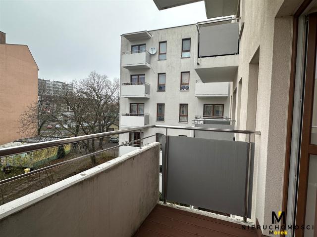 Dwupokojowe z windą i balkonem, odświeżone z nowymi meblami do wynajęcia na dłużej