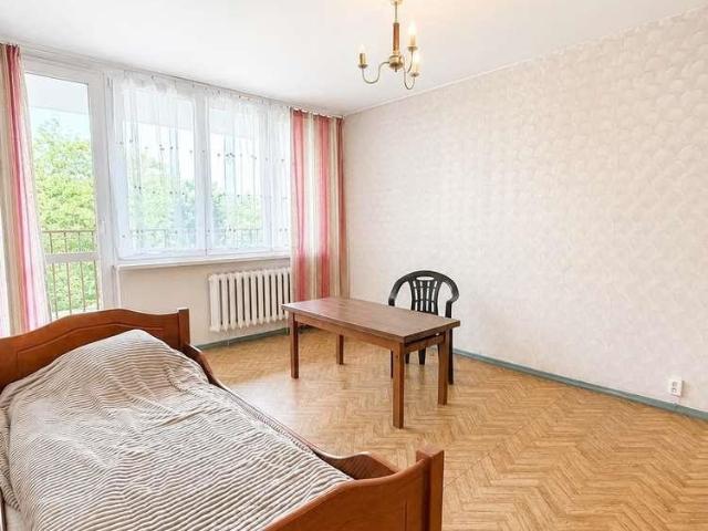 Dwupokojowe mieszkanie do remontu z dużym balkonem i dużym korytarzem