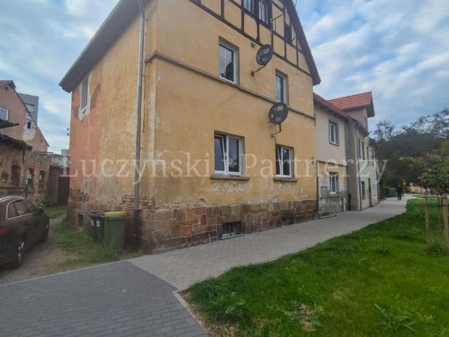Dwupokojowe mieszkanie z potencjałem i garażem
