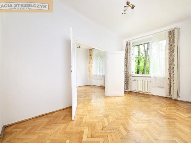 Dwupokojowe mieszkanie 37,6 m² w kamienicy z 1949 r. zielone podwórze