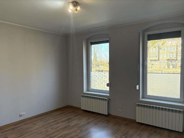 Dwupokojowy dom z 2 mieszkaniami, garażem i ogrodem