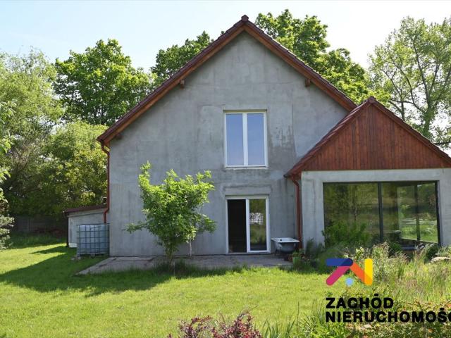 Dwupokoleniowa posiadłość z dużym terenem zapraszam
