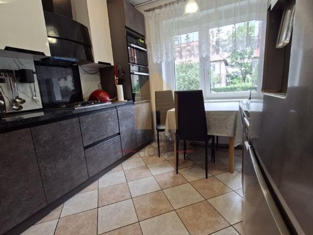 Na sprzedaż dwupoziomowe mieszkanie 80 m² z ogródkiem i piwnicą