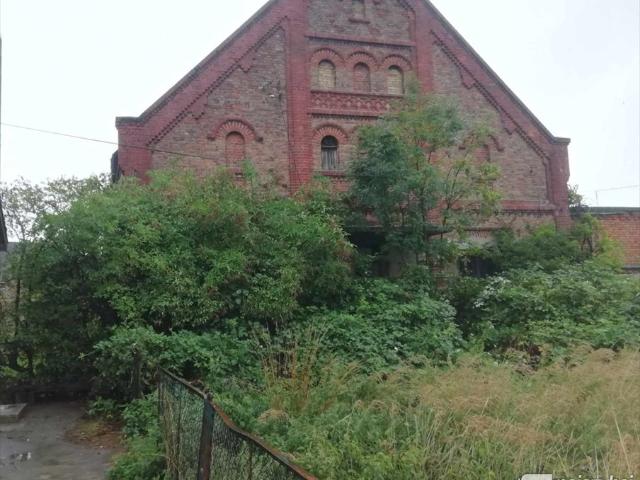 Dwupoziomowy dom z cegły, 170 m², działka 935 m²