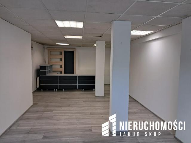Dwupoziomowy lokal 61 m² z witryną i parkingiem polecam