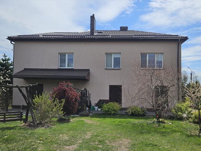 Dwurodzinny dom 242 m² z kominkiem i dużymi budynkami