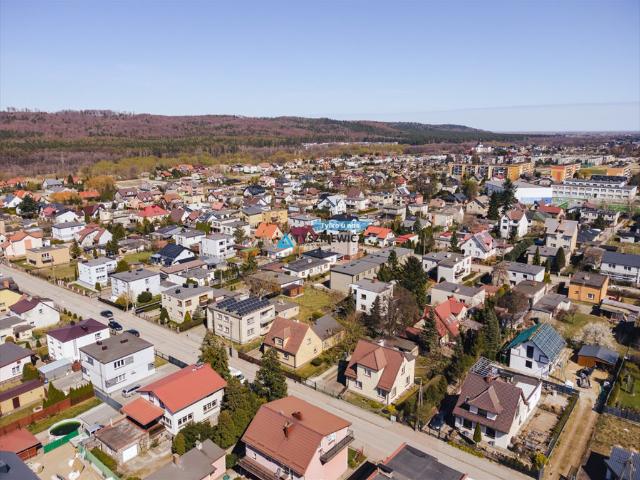 Dwurodzinny dom z dużą działką i fotowoltaiką w Wejherowie