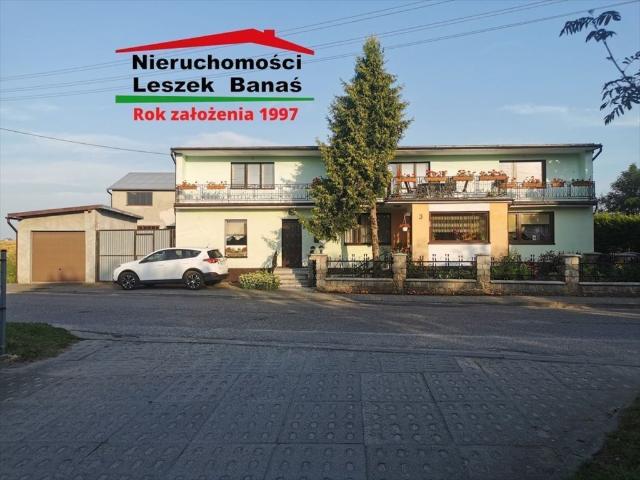 Dwurodzinny dom z garażem i murowanym budynkiem polecam!