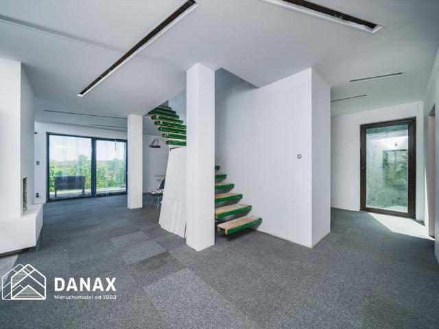 Duży dom 472 m² z garażem i tarasami polecam