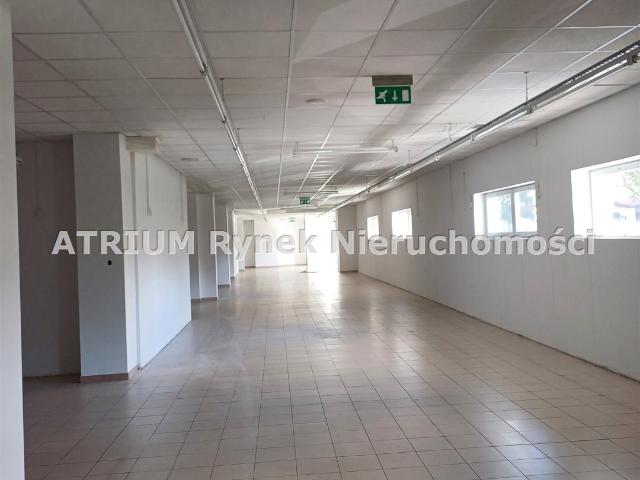 Duży lokal handlowy 560 m2 z zapleczem i ogrzewaniem