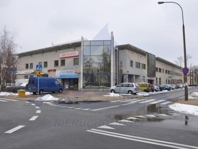 Duży lokal usługowy 173 m² z witrynami i parkingiem