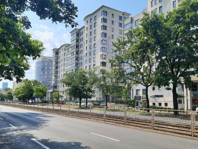 Na wynajem przestronny lokal 495 m² na al. Jana Pawła II