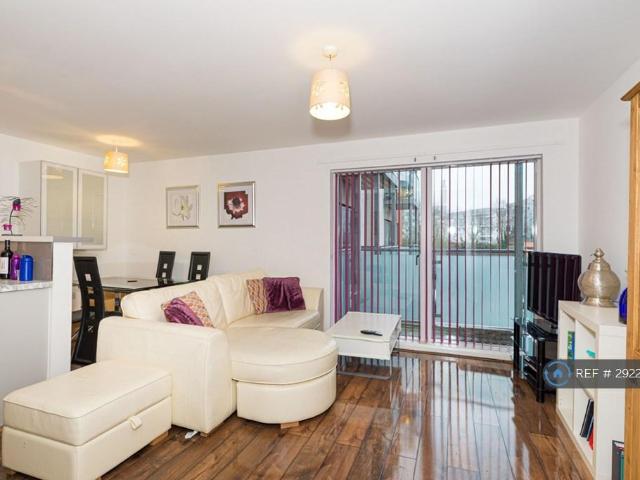Du Cane Road, London, W12 2 bed flat to rent £2,145 pcm £495 pw