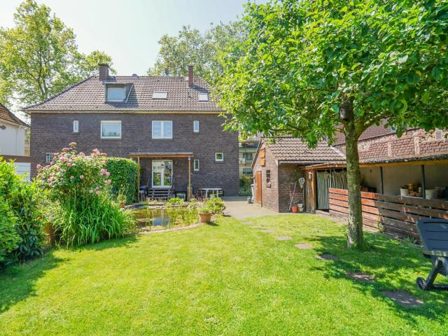 DU Friemersheim, Grundsolide Doppelhaushälfte mit großem Garten und Blockbohlenhaus