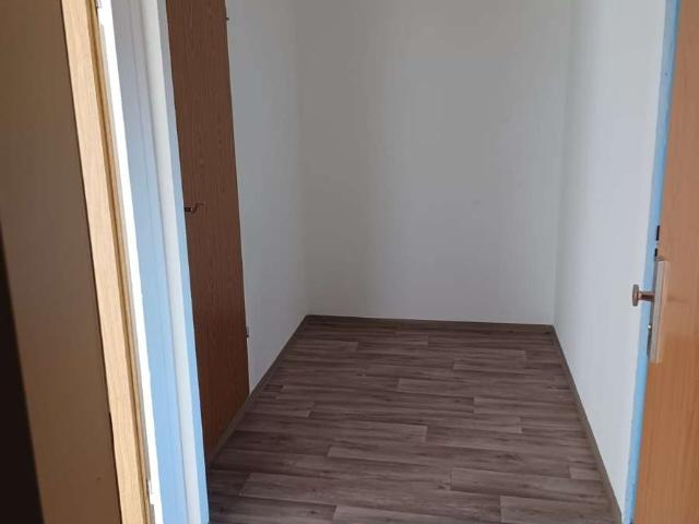 Du suchst eine moderne, sanierte 2 Zi Wohnung in einer ruhigen Gegend?