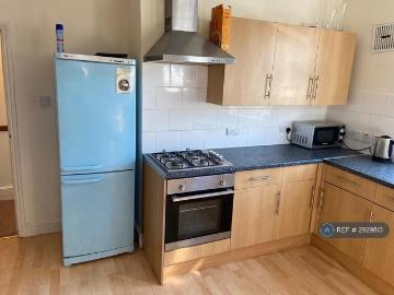 Dumbarton Road, Clapham, SW2 3 bed flat to rent £2,500 pcm £577 pw