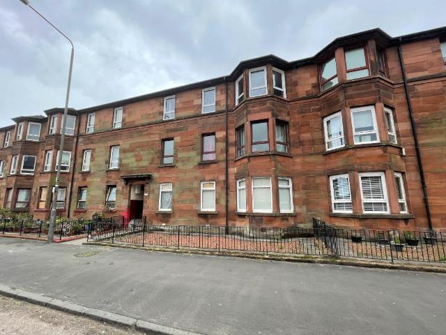 Dumbarton Road, Knightswood, Glasgow. 3 bed flat to rent £900 pcm £208 pw