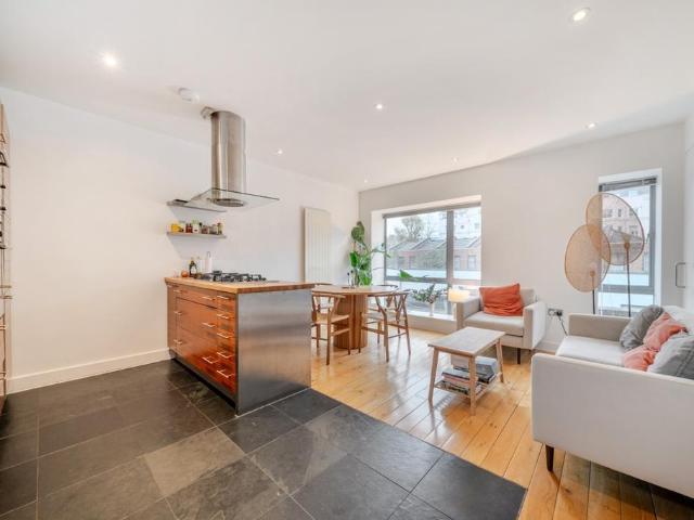 Dunworth Mews London W11 2 bed mews to rent £4,250 pcm £981 pw