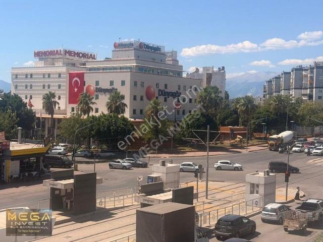 Dünyagöz Ve Memorial Hastanelerin Karışısında En İşlek Cadde'de