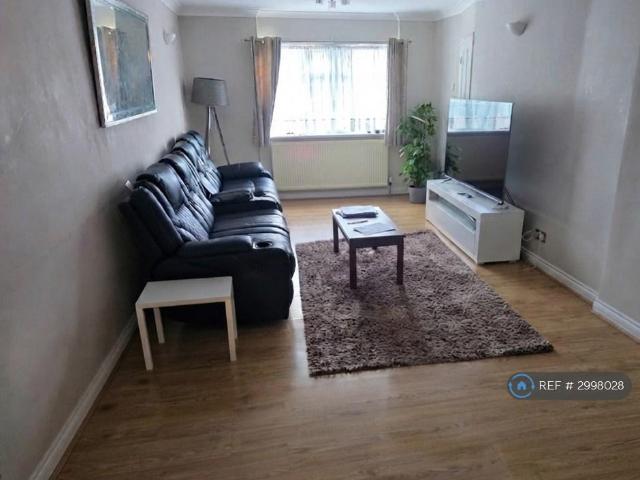 Dunbar Close, Hayes, UB4 4 bed semi detached house to rent £2,800 pcm £646 pw