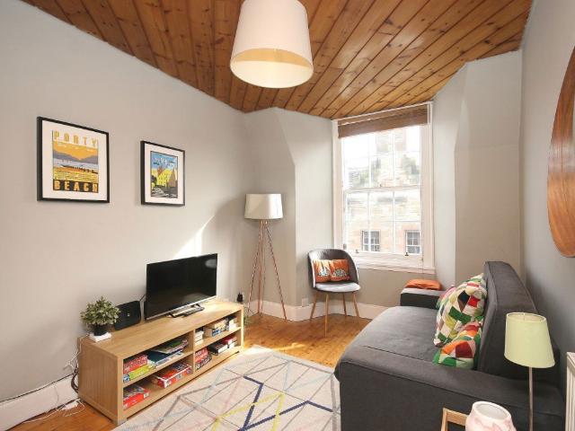 Dunbars Close, Canongate, Edinburgh EH8, 1 bed flat to rent, £1,300 pcm | PrimeLocation