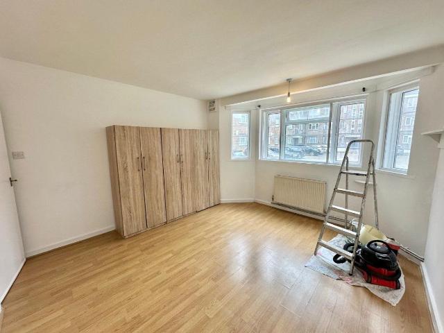 Duncan Court, Palmers Green N21, 2 bed flat to rent, £1,850 pcm | PrimeLocation