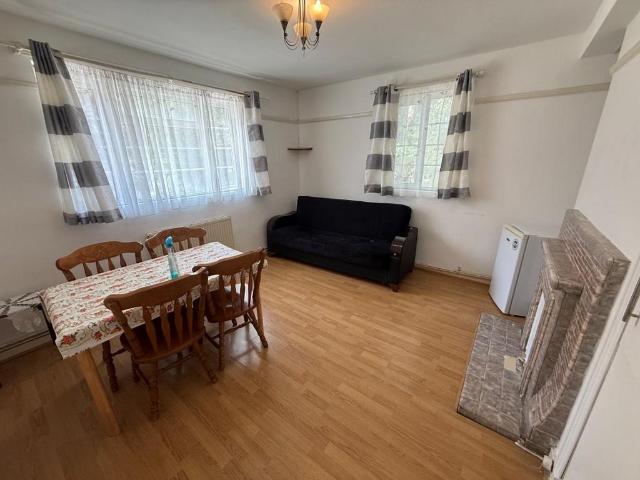 Duncan Court, Winchmore Hill 2 bed flat to rent £1,850 pcm £427 pw