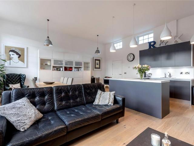 Duncan Place, Leith Links, Edinburgh. 2 bed apartment to rent £1,850 pcm £427 pw