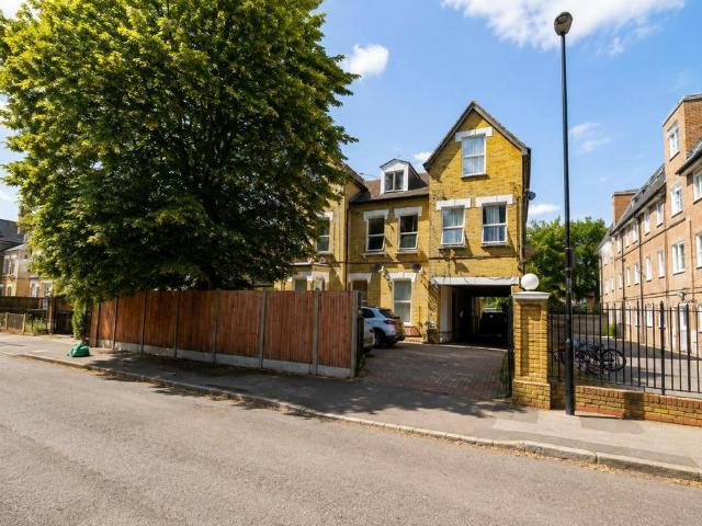 Dunheved Road North, Thornton Heath, CR7 2 bed apartment to rent £1,650 pcm £381 pw