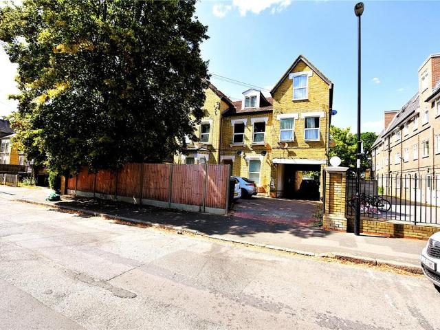 Dunheved Road North, Thornton Heath, CR7 2 bed apartment to rent £1,650 pcm £381 pw