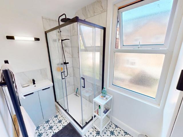 Dunlop Avenue, Nottingham, Nottinghamshire NG7, 4 bed shared accommodation to rent, £2,600 pcm | PrimeLocation