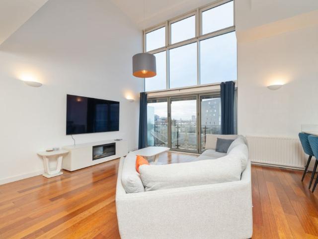 Dunlop Street, City Centre | £3,200 Monthly