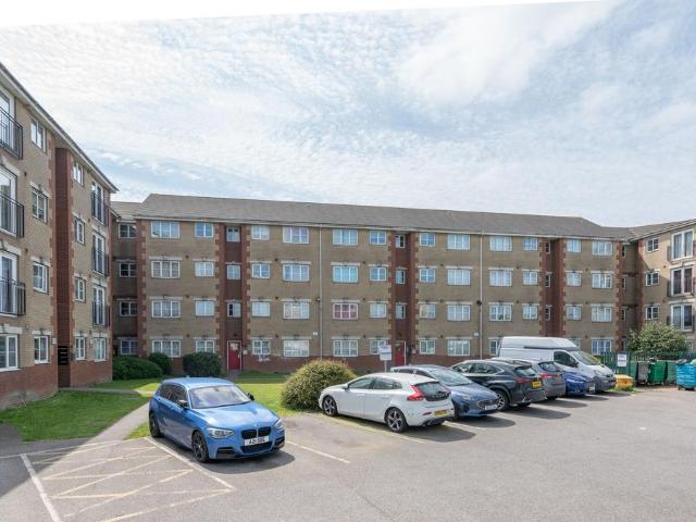 Dunlop Road, Tilbury RM18 2 bed flat to rent £1,399 pcm £323 pw