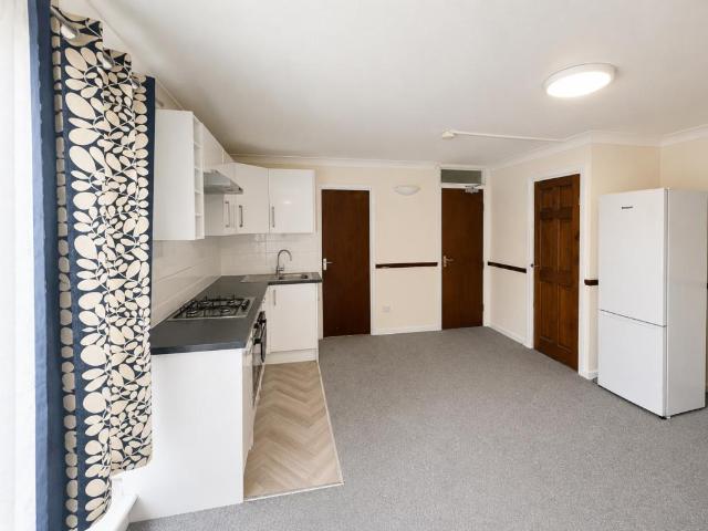 Dunmow Close, Feltham, TW13 3 bed flat to rent £1,800 pcm £415 pw