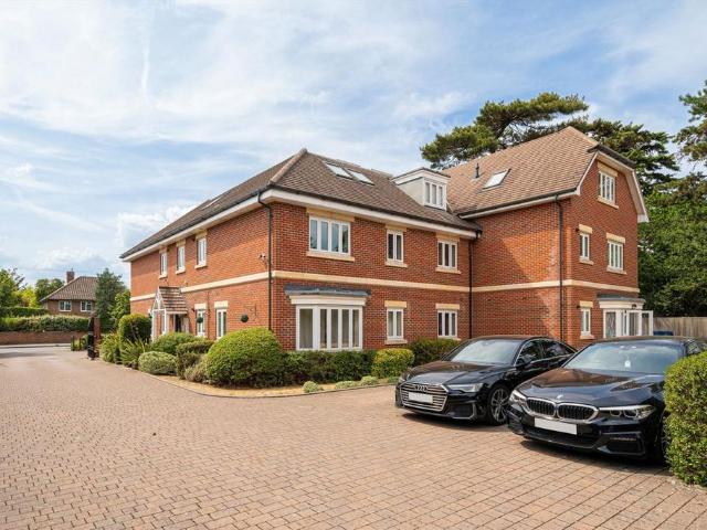Dunnell Close, Sunbury On Thames TW16 2 bed flat to rent £1,875 pcm £433 pw